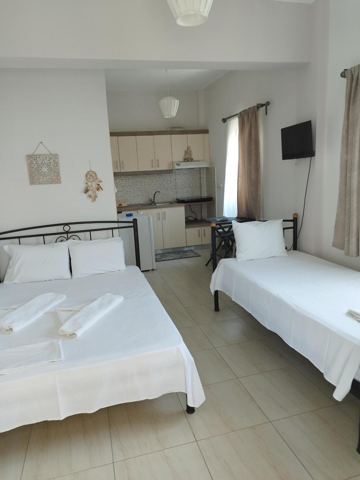 Christa'S Studio Apartment Никити Екстериор снимка